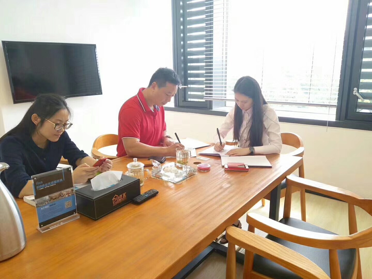 熱烈祝賀余總簽約創綠家海南省市級代理！