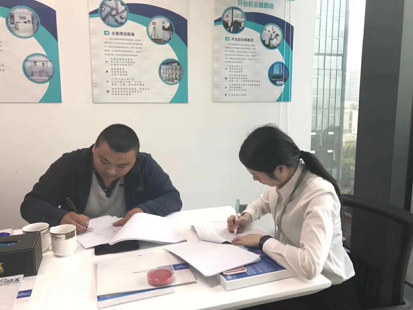 熱烈祝賀米總一家簽約創綠家泰安市區級代理！