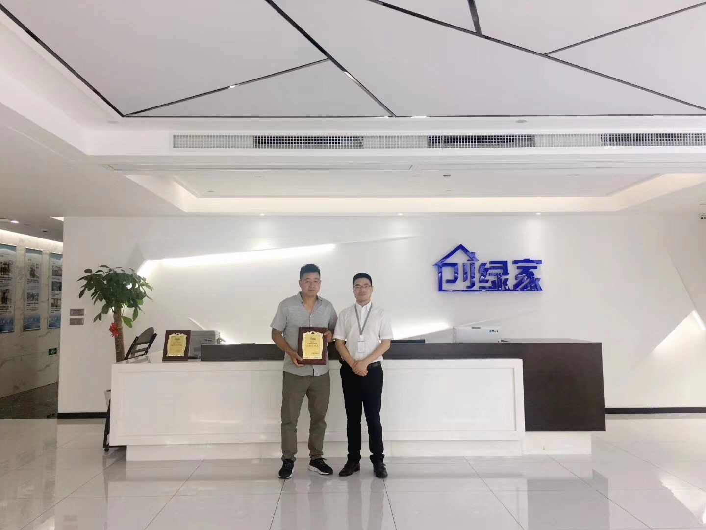 熱烈祝賀何總簽約創綠家信陽市縣級代理！
